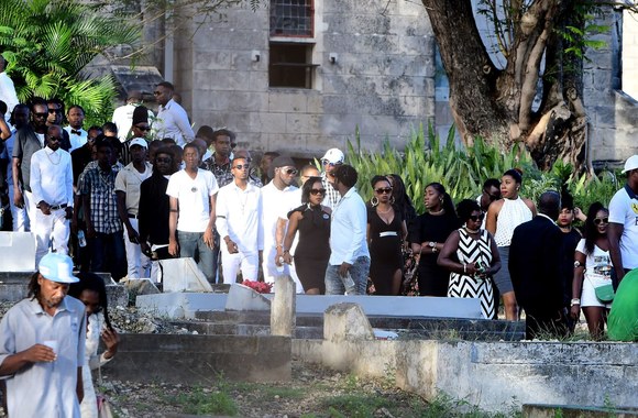 Laidotuvių svečių buvo paprašyta rengtis baltai