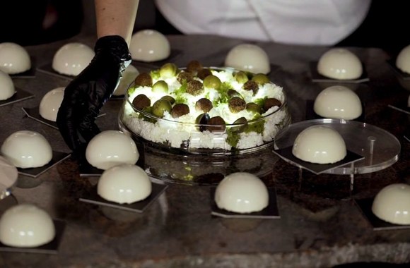 ali-gadzijevas-sukure-ispudingo-dydzio-modernu-deserta-volfas-engelman-jubiliejui