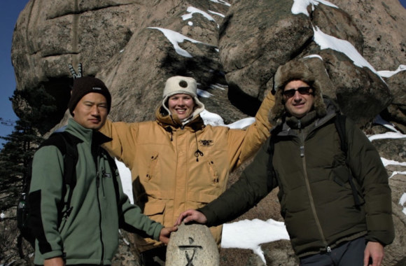 Jin Mokas (iš kairės), Toma ir Algirdas Kumžos Korėjoje, nuotr. iš asm. albumo