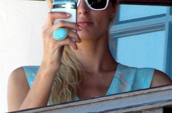Paris Hilton fotografuoja telefonu.