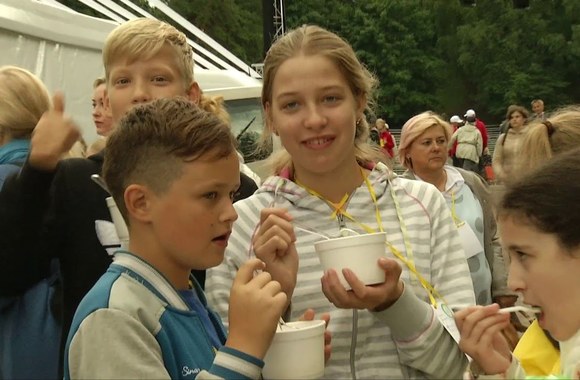 dainu-sventes-dalyviu-maitinimo-akcija