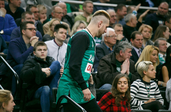 Mantas Stonkus su žmona Indre krepšinio rungtynėse