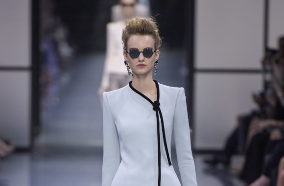 „Giorgio Armani Privé“ 2016 m. rudens-žiemos aukštosios mados kolekcijos modelis