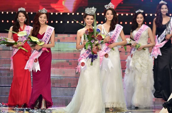 Kim Seo-Yeon (centre) – „Mis Pietų Korėja 2014“ 