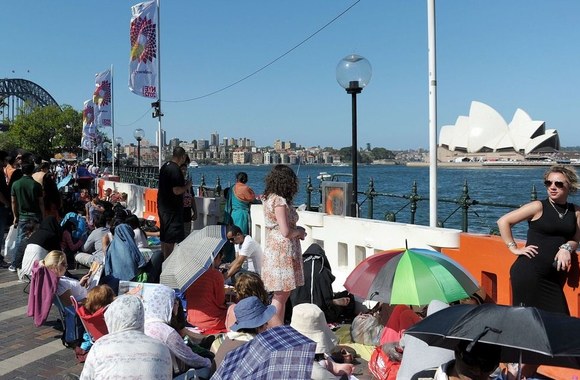 Australai būriuojasi laukdami vidurnakčio fejerverkų prie Sidnėjaus operos