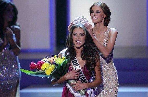 „Mis JAV 2011“ Alyssa Campanella uždėjo karūną „Mis JAV 2012“ konkurso nugalėtojai Olivijai Culpo.