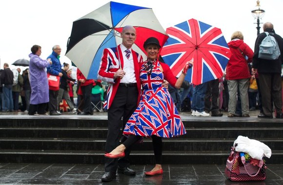 Pastarosiomis dienomis Londone bene pelningiausia prekiauti nacionaline atributika
