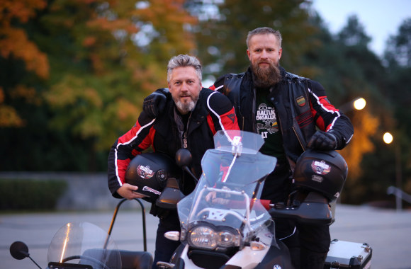 Žurnalistas Rimas Bružas ir verslininkas Aurimas Mockus motociklais leidosi į kelią