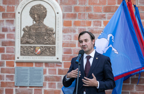 Valdovų rūmuose atidengtas Bonos Sforcos bareljefas / Pauliaus Peleckio nuotr.