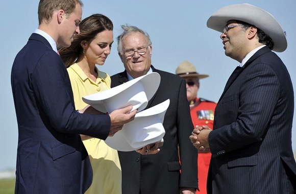 Kalagario meras įteikė Kembridžo hercogienei Catherine ir princui Williamui skrybėles