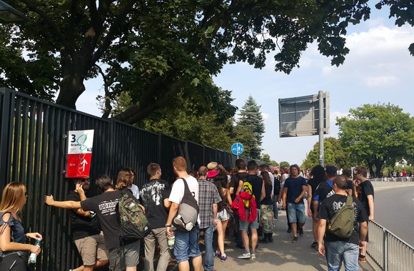 Tūkstančiai gerbėjų plūsta į AC/DC koncertą Varšuvoje