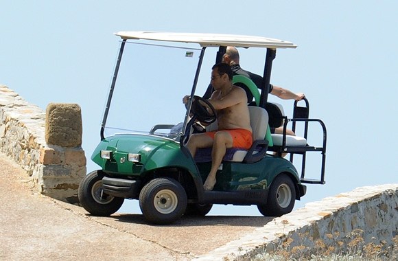 Prancūzijos prezidentas Nicolas Sarkozy (prie vairo)