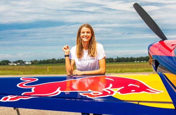 Oro akrobatų komanda „The Flying Bulls“ skraidino Lietuvos žvaigždes