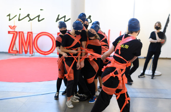 Monikos Dirsytės performansas „Kamuolys“ / Gretos Skaraitienės / „ŽMONĖS Foto“ nuotr.