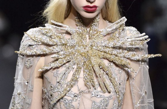 „Elie Saab“ 2016 m. rudens-žiemos aukštosios mados kolekcijos modelis