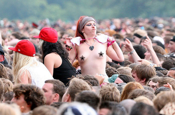 Apsinuoginusi „Limp Bizkit“ grupės koncerto žiūrovė