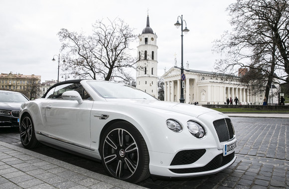 Prabangiems automobiliams ir deimantams skirtos šventės akimirkos