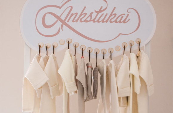 Lietuvių dizainerių sukurti drabužėliai neišnešiotiems naujagimiams