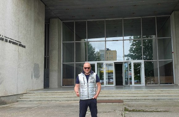 Tomas Augulis prie buvusio naktinio klubo VRM/ Asmeninio albumo nuotr.