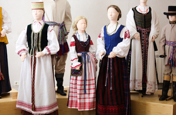 Jolantos Rimkutės ir Ievos Ševiakovaitės šiuolaikinių tautinių kostiumų modeliai