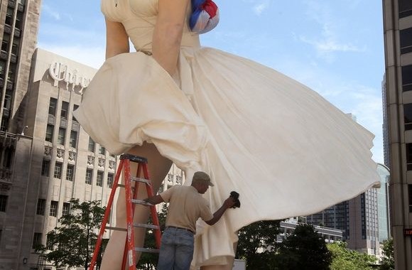 Darbuotojas atlieka paskutinius Marilyn Monroe skulptūros dailinimo darbus