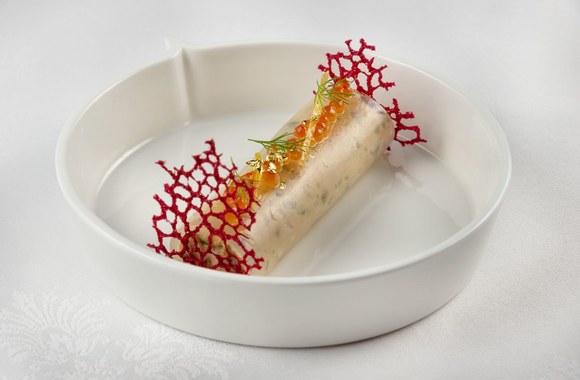 Lašišos cannelloni su degtinės želė, citrinos
„Confit“ ir raudonaisiais ikrais