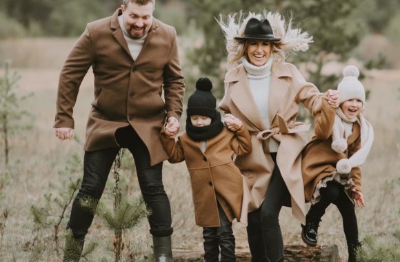 Katažina ir Deivydas Zvonkai su vaikais – dvyniais Kornelija ir Donatu / „Dobiliukas foto“ nuotr.