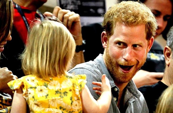 prince-harrys-popcorn-swiped-by-toddler