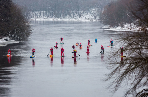  Būrys Kalėdų senelių plaukė Nerimi