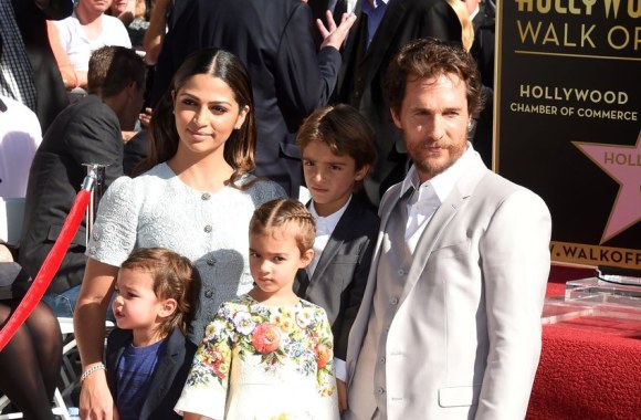 Matthew McConaughey su žmona Camila Alves ir vaikais