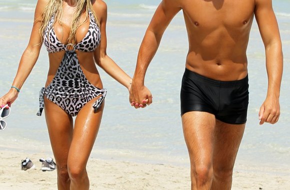 Sutuoktiniai S.Sand ir L.Homburgeris lepinasi Majamio saule. 