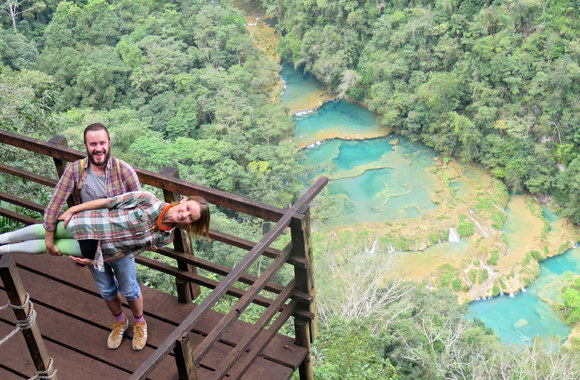 Kai Eglė ir jos vyras Aurimas apsilanko kokioje nors kvapą gniaužiančioje vietoje, jie būtinai įsiamžina šia neįprasta poza (Tailandas)/Asmeninio archyvo nuotr.