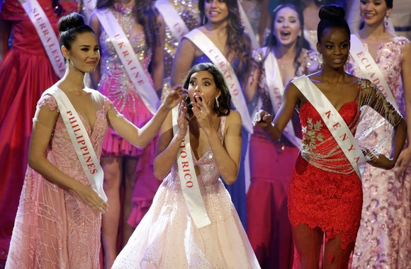 Stephanie Del Valle (centre)