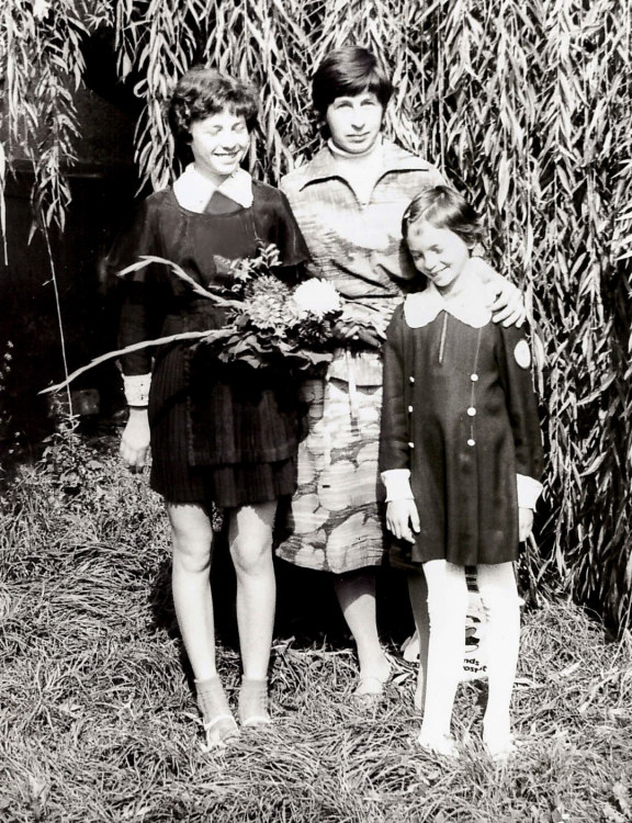 Jurga Anusauskienė (dešinėje) su seserimi Sigute Gražiniene ir mama Beata-Marija Šmidtiene vaikystėje / Asmeninio albumo nuotr.