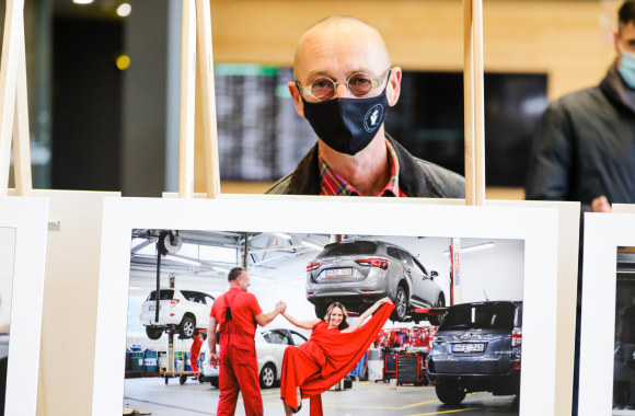 Algimanto Barzdžiaus fotoparodos „išŠok“ atidarymas Kauno autobusų stotyje / Teodoro Biliūno nuotr.