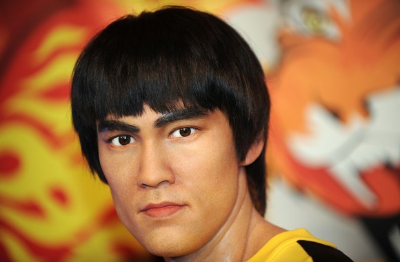 Prieš 73-ejus metus gimė Bruce'as Lee (nuotraukoje – jo vaškinė figūra „Madame Tussauds“ muziejuje)