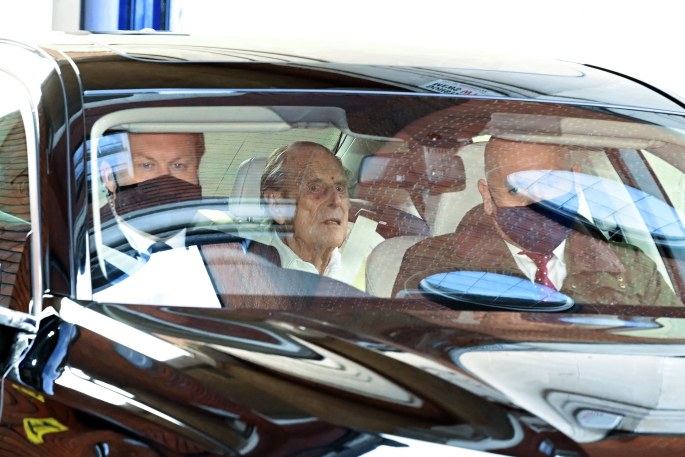 Karalienės Elizabeth II sutuoktinis princas Philipas išvyksta iš ligoninės / AFP/„Scanpix“ nuotr.