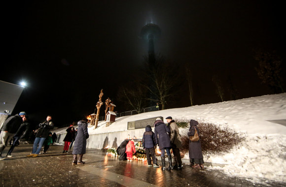 Atminimo laužas uždegtas prie Televizijos bokšto