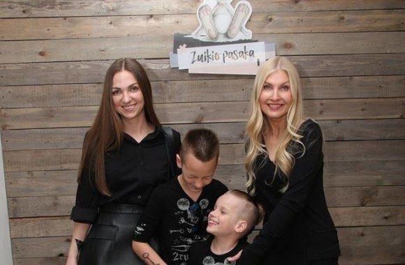 Airida Skrickienė su sūnumis ir Laura Remeikienė