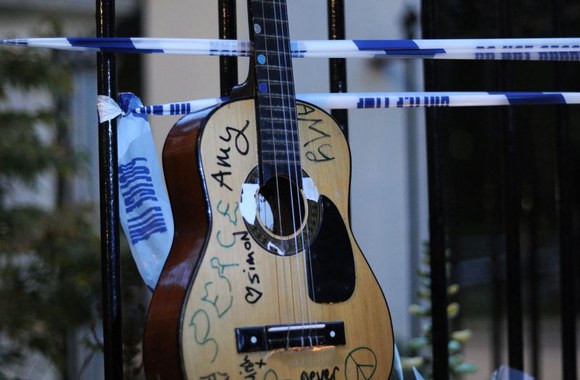 Gerbėjai gedi mirusios dainininkės