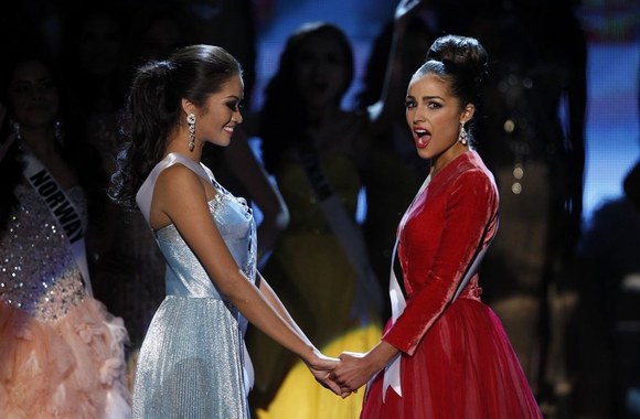 Pirmoji vicemis Janine Tugonon (kairėje) ir „Mis Visata“ amerikietė Olivia Culpo 