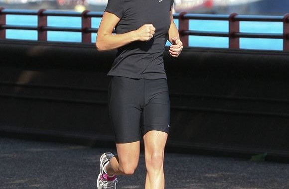 Pippa Middleton bėgioja šalia Temzės upės.