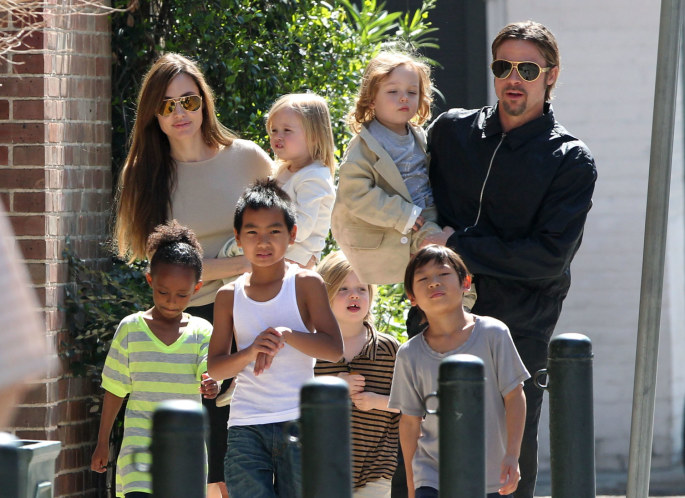 Angelina Jolie ir Bradas Pittas su visais vaikais (2011 m.) / Vida Press nuotr.