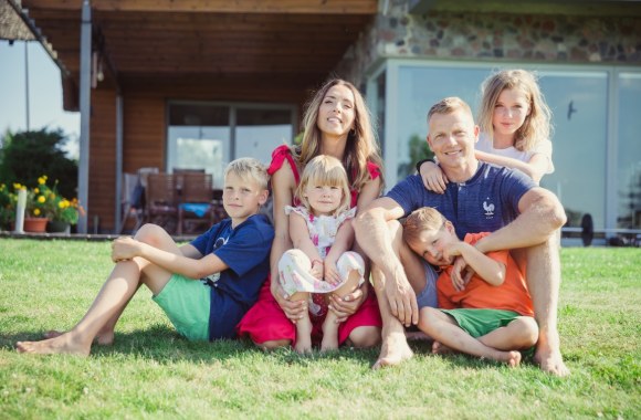 Marius Jovaiša su šeima vasaras leidžia prie Skaisčio ežero