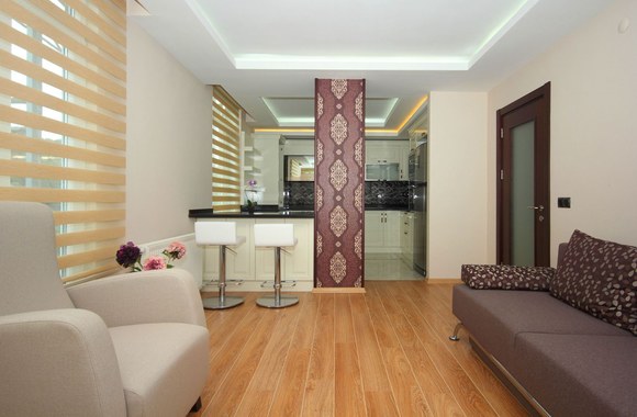 Svetainės su virtuve interjeras.