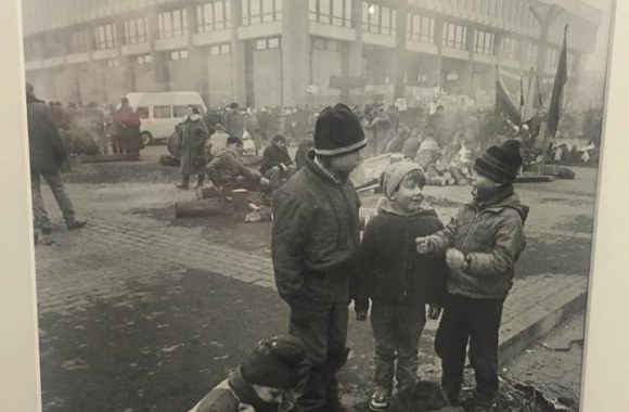 R.Požerskio fotografija iš Sausio 13-osios įvykių. Berniukai