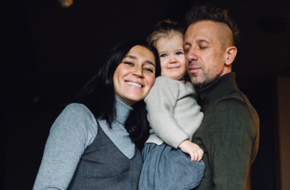 Antros atžalos laukiantys Irma ir Linas Adomaičiai su pirmagime Saule / Asmeninio albumo nuotr.