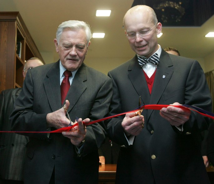 „VitkusClinic“ klinikos atidaryme. Juostą kerpa Prezidentas V.Adamkus ir prof. K.Vitkus