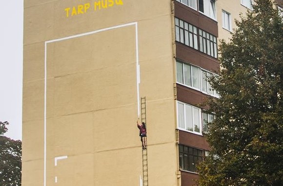 Piešiniu išmarginta siena Alytuje