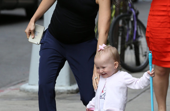 Hilaria Baldwin su dukra Carmen